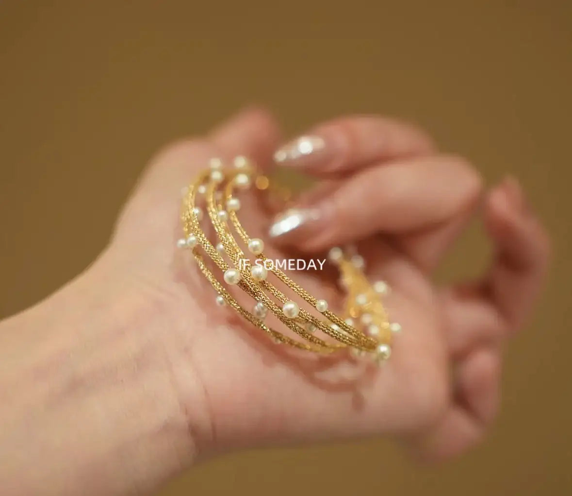 Elegant gold bracelet with pearls, minimalist jewelry design for everyday wear