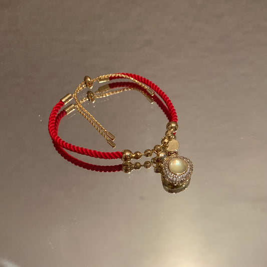 Red rope bracelet cat's eye stone pendant to ward off evil