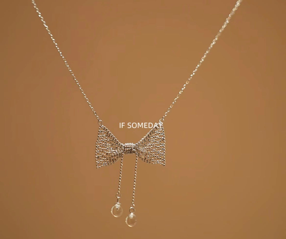 Silver bow-shaped necklace