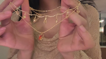 Tiktok で売れている蝶のネックレス